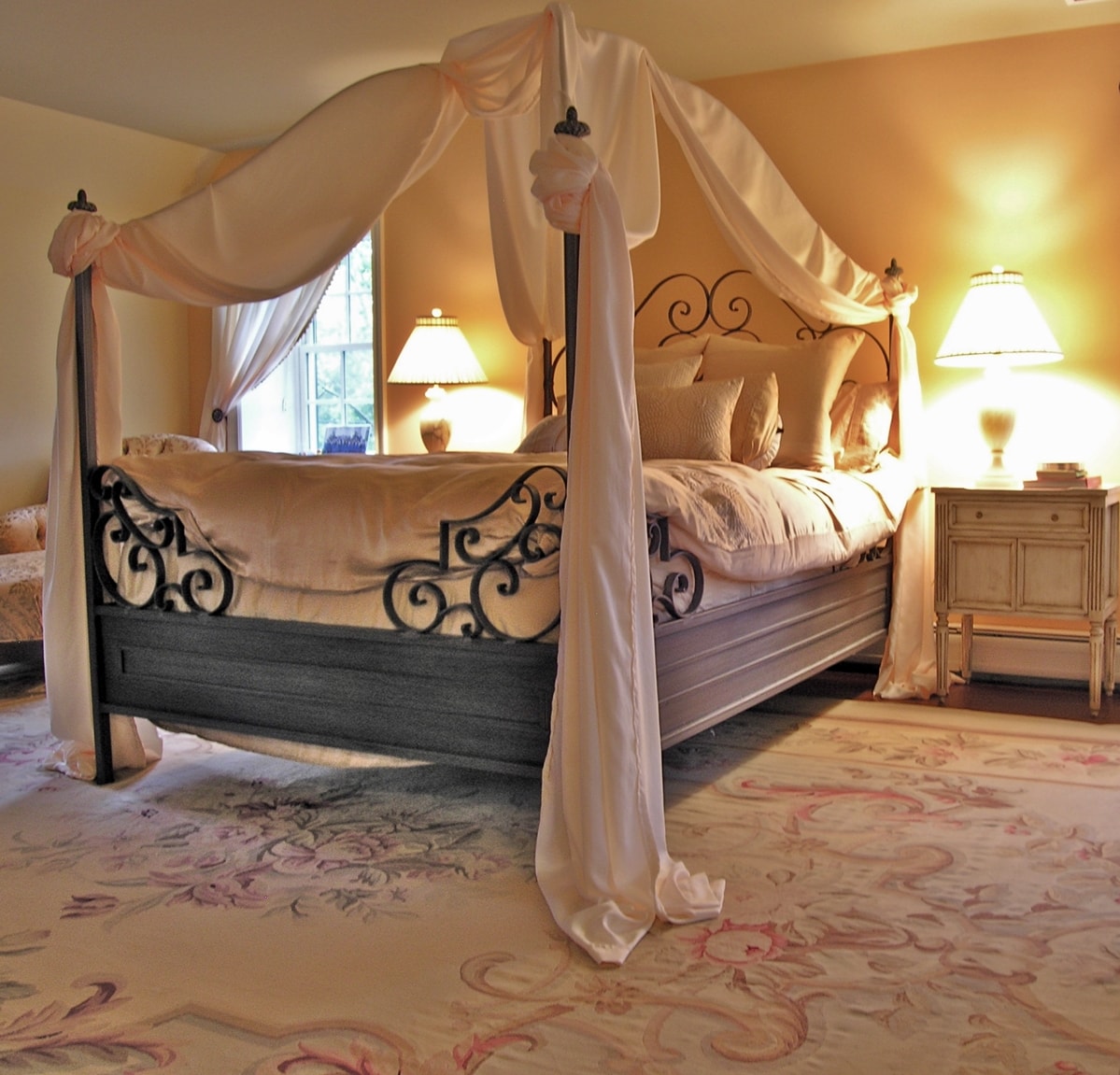 Интерьер спальной комнаты в стиле романтизм