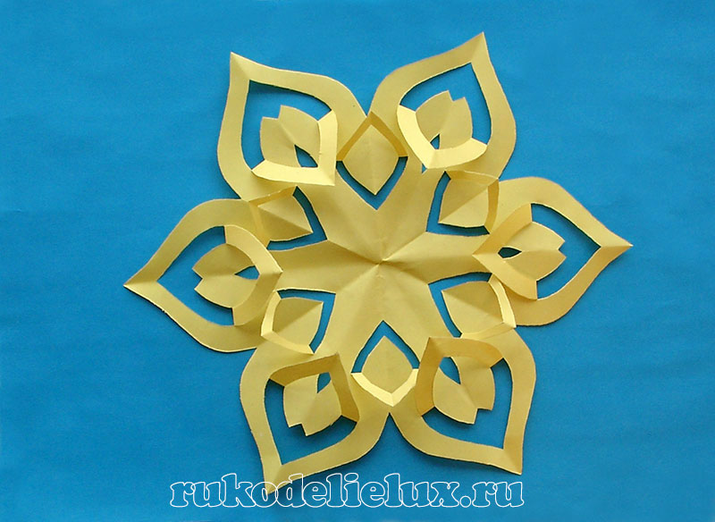 snezhinki-kirigami-svoimi-rukami (15)