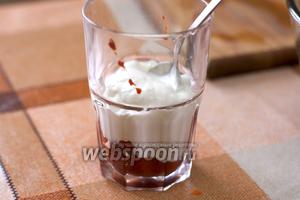 Смешиваем томатную пасту (2 ст. л.) и сметану (2-3 ст. л.), а затем добавляем к ним 0,5 литра кипяченой воды. Добавляем по вкусу соль и перец, пробуйте соус — он должен быть вкусным.