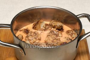 Полученным соусом заливаем тефтели, так чтобы верхний слой был покрыт.