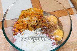 Соединяем фарш, 2 яйца, приготовленную зажарку и рис (риса добавляем третью часть от фарша).