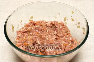 Добавляем щепотку соли, чёрный молотый перец и всё тщательно перемешиваем.