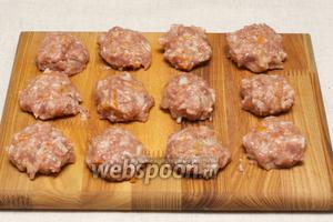 Формируем из полученного фарша шарики-тефтели.