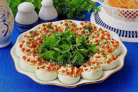Фото рецепта Яйца, фаршированные сельдью и красной икрой