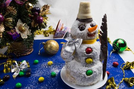 Фото рецепта Песочный торт «Снеговик» с заварным кремом