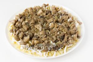 Далее выкладываем остывшие обжаренные шампиньоны с луком (масло оставляем по возможности в сковороде).