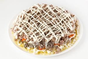 Снова поливаем тонкой струйкой майонеза.