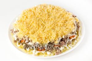 Следующий слой — натёртый на мелкой тёрке твёрдый сыр (оставшийся и обрезки, оставшиеся после вырезания «пчёлок»).