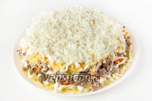 Предпоследний слой — натёртые на мелкой тёрке яичные белки.