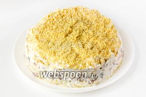 Бока салата подравниваем (удобно делать это кондитерской лопаткой или лопаткой для торта), смазываем майонезом.