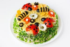 Теперь, ориентируясь по фотографии, собираем и выкладываем на салат «пчёлок» — 2 шт., «божьих коровок» — 3 шт., «цветы».