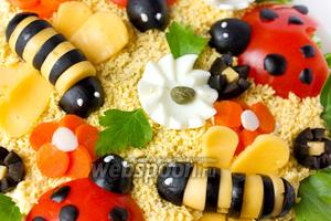 При помощи зубочистки или спички рисуем нашим «насекомым» «глаза» и украшаем «поляну» листиками свежей петрушки.