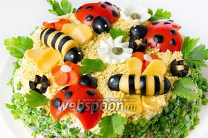 Салат готов! Подавайте на стол сразу же или в течение ближайшего времени, чтобы «поляна» не «завяла»!