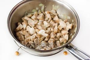 Обжариваем на подсолнечном рафинированном масле шампиньоны с луком, посолив в процессе приготовления.