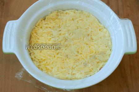 Сварить картофель, натереть его на тёрке и выложить последним слоем, посолить. Немного прижать руками сверху.