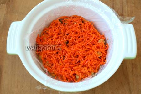 Выложить слой корейской моркови.