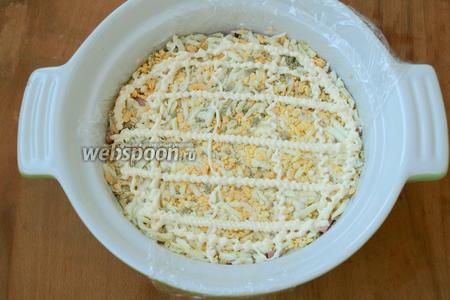 Яйца сварить, натереть на тёрке, выложить сверху ветчины и снова нанести майонезную сетку.