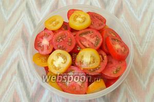 Помидоры нарезать кружочками толщиной около 5 мм.
