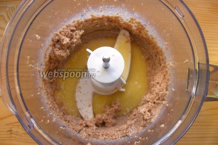 Оставшееся масло (115 г) растапливаем и добавляем к взбитой масляно-сахарной массе.