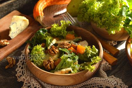 Фото рецепта Салат с запечённой тыквой, рукколой и орехами