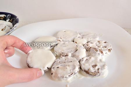 Приступаем к сборке торта. Каждый кусочек пряника нужно смочить в креме. Выложить первый пряничный слой в форме круга. Пустоты между пряниками заполняем маленькими кусочками пряников по необходимости. Смазать этот слой кремом.