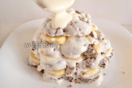 Получившуюся горку обильно смазываем со всех сторон сметанным кремом.