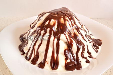 Поставить торт для пропитки в холодильник, минимум часов на 8-12. На вторые сутки (если торт доживёт), как и многие домашние торты, он становится ещё вкуснее. Торт из пряников, сметаны и бананов готов! Супер просто и очень вкусно!