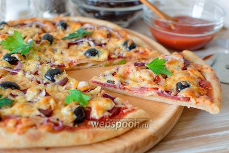 Фото рецепта Пицца с колбасой и сыром