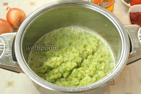 Перекрутить помидоры в мясорубке или комбайне. В кастрюлю налить подсолнечное масло и поместить массу из помидоров. Варить помидоры, помешивая 15 минут, на небольшом огне.