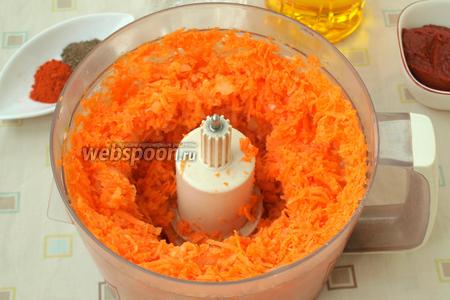 Перекрутить в комбайне лук с морковью.