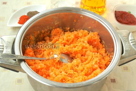 Спустя прошедших 15 минут варки, добавить к помидорам лук с морковью, перемешать.