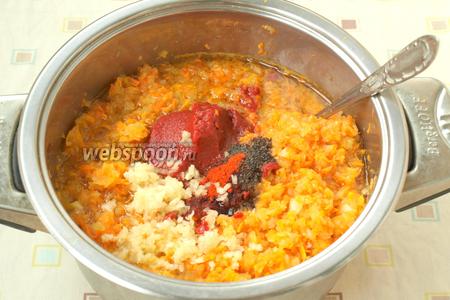 Затем добавить томатную пасту, паприку, перец и измельчённый чеснок, перемешать. Варить всё вместе 5-7 минут.