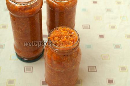 Заранее простерилизовать банки и крышки удобным для вас способом. Икру разложить горячей и сразу закатать или закрутить винтовыми крышками. Перевернуть банки на крышки и укутать до полного остывания. Вкусных и приятных вам заготовок!