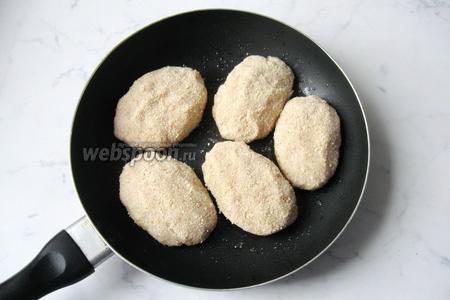  Из фарша, влажными руками, сформировать котлеты. Обвалять их в панировочных сухарях, но можно этого не делать, будет вкусно в любом случае. Выложить заготовки котлет на горячую сковороду с подсолнечным маслом.
