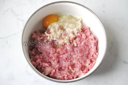 К свиному фаршу, луку и чесноку добавить яйцо.