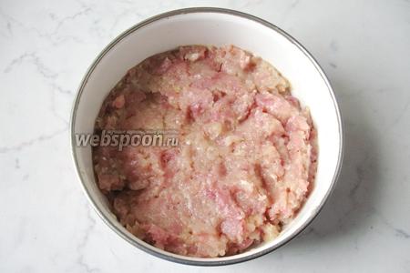 Перемешать свиной фарш, чеснок, лук и яйцо.
