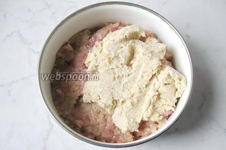 Выложить сливки с сухарями в мясной фарш.
