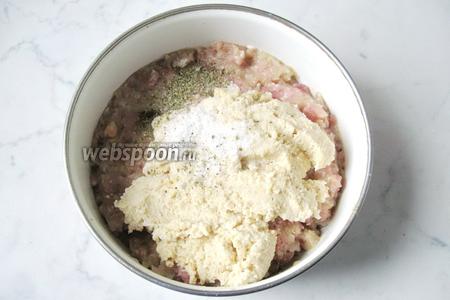 Посолить и поперчить по вкусу.