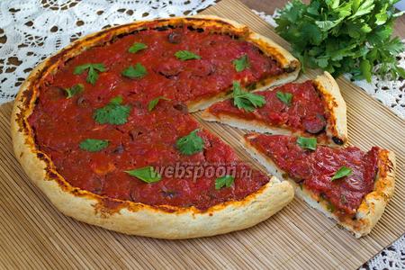 Фото рецепта Пицца без сыра с маслинами и чесноком