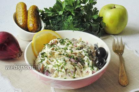 Фото рецепта Салат с сельдью, луком и маринованными огурцами