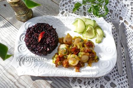 Фото рецепта Морские гребешки с вялеными помидорами, пореем и чёрным рисом