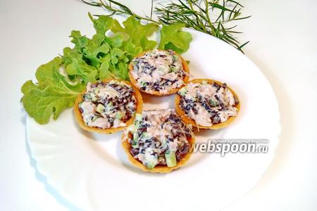 Фото рецепта Тарталетки с курицей и грибами с огурцом