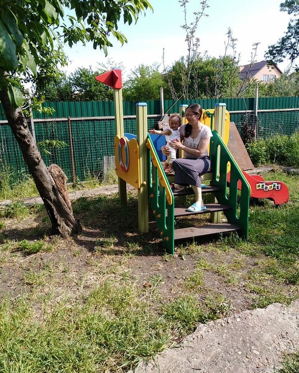 Своя детская площадка оказалась как нельзя кстати - мамы с детьми могут гулять, не нарушая правил самоизоляции Фото: АНО «Благой дар Кубани» 