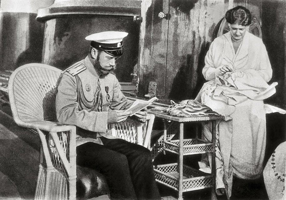 Николай II с женой, императрицей Александрой Федоровной 