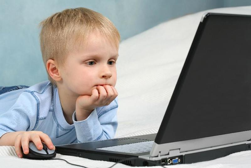 Сколько можно сидеть за компьютером и телевизором ребенку? Как к этому относятся психологи?