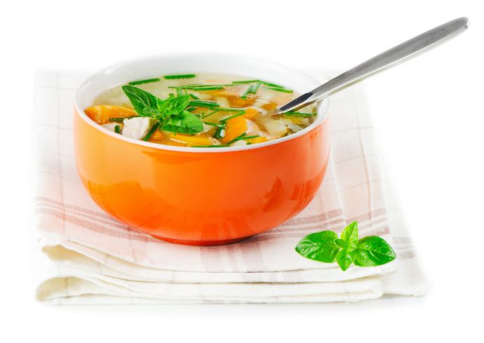 Легкие овощные супы прекрасно подходят для обеда в жаркую погоду.