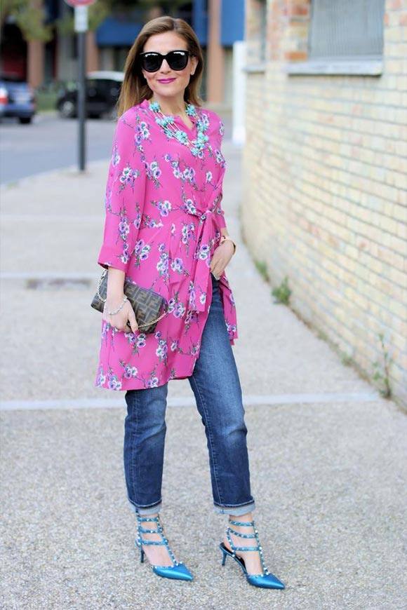 платье в цветочный принт с джинсами и босоножками
