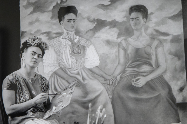 Фрида Кало работает над картиной «Две Фриды».