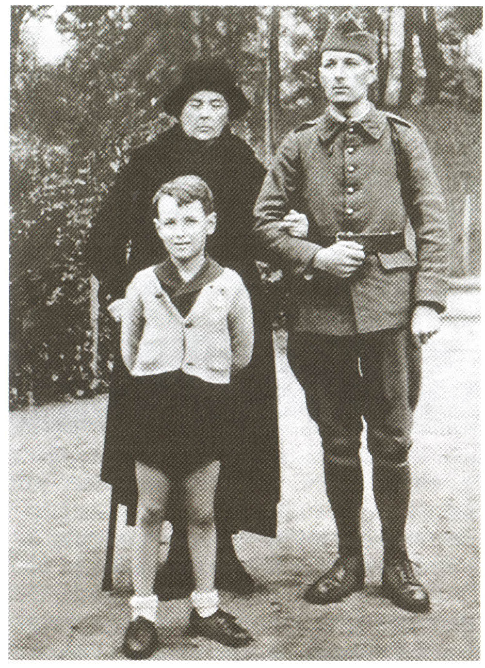 Жена Колчака Софья с сыном Ростиславом и внуком Александром. Франция, 1939 год.