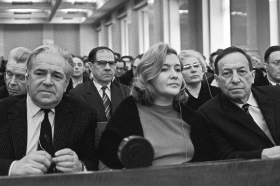 Алексей Каплер (слева), Юлия Друнина, Вениамин Каверин на заседании II съезда писателей РСФСР, 1965 год